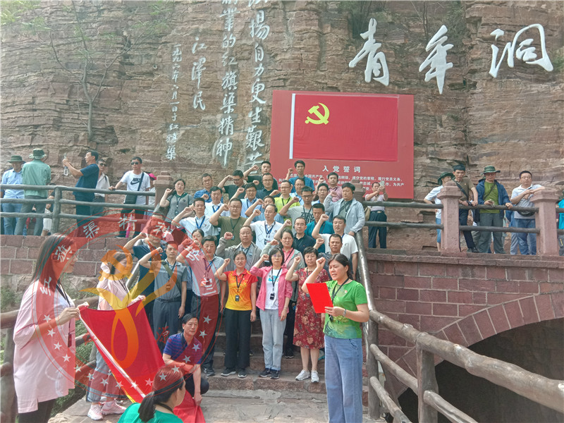 青年洞现场体验教学,走"351米的红飘带"上"298个台阶"走3300米的长渠